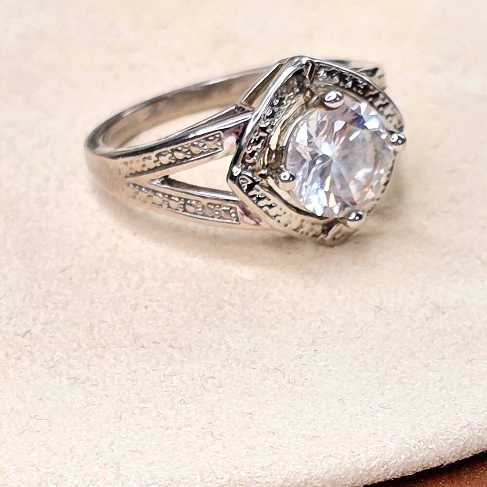 🔥$5/$25 Silver and Glass Stone Ring Size 8